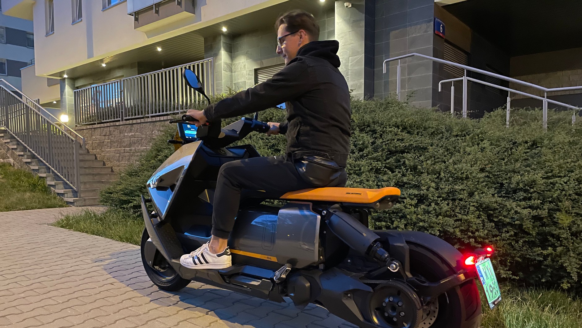 Elektryczny czy "normalny"? Sprawdziłem skutery BMW C 400 X i BMW CE 04