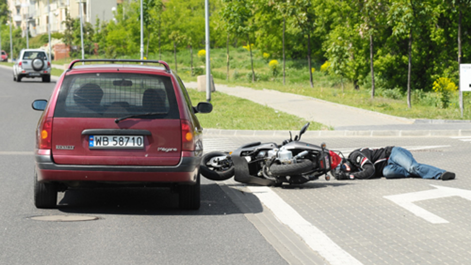 Jak bezpiecznie jeździć motorowerem? Czyli myślenie jednym śladem