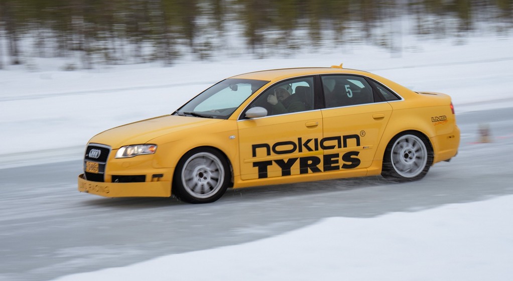 Jazda Audi RS4 z zamontowanymi oponami z kolcami