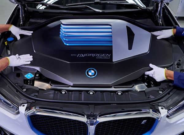 BMW zaczyna produkcję napędu przyszłości. SUV X5 z ogniwami paliwowymi
