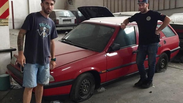 Nowe Fiaty, Alfy Romeo i Peugeoty z lat 90. w opuszczonym salonie