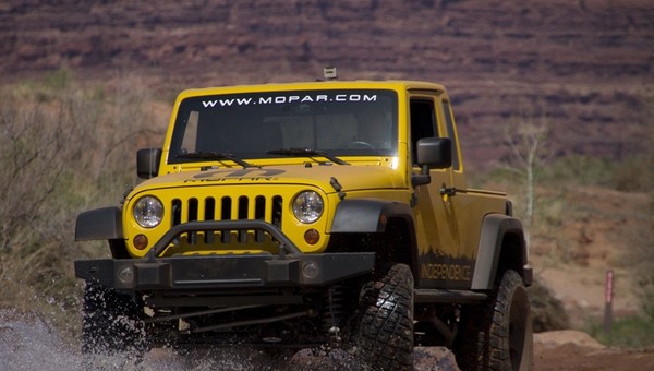 Weź śrubokręt, młotek i zrób sobie sam Jeepa Wranglera pikapa