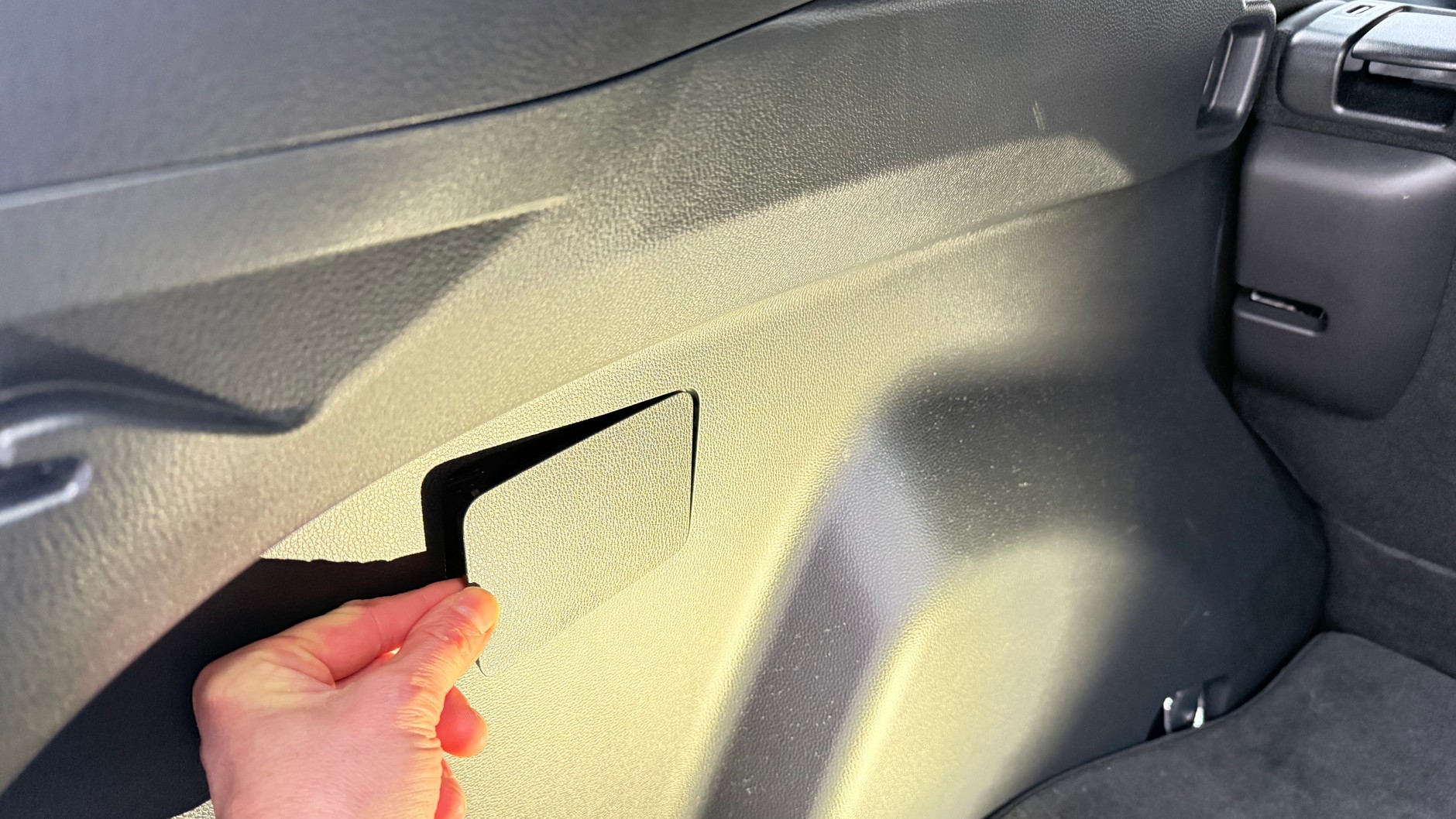 Zaślepkę należy delikatnie podważyć, uważając, by niczego nie porysować