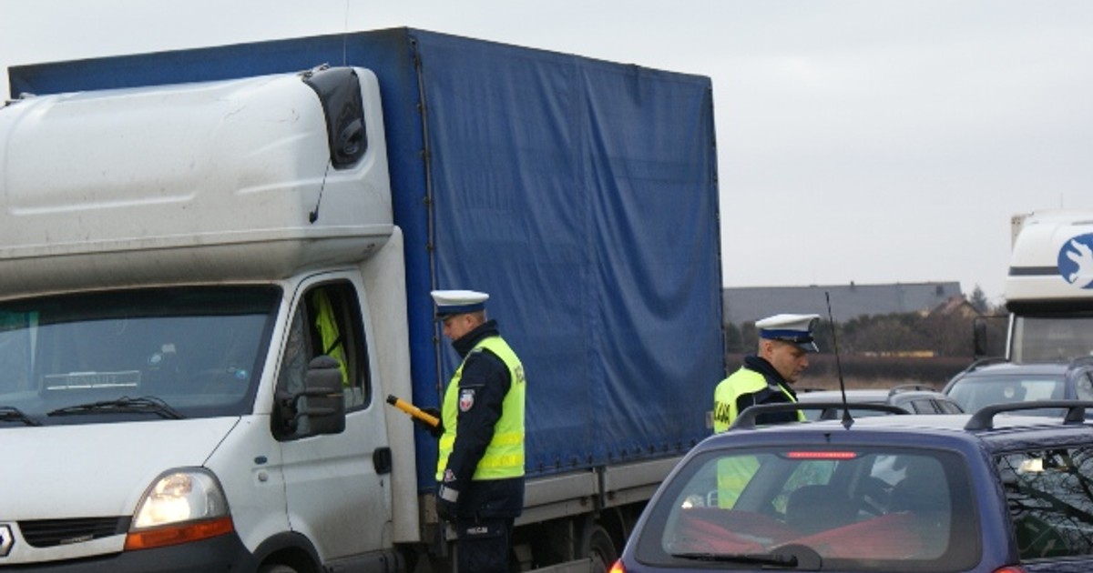Obraz pochodzący z serwisu https://srem.policja.gov.pl/w24/aktualnosci/253417,Nietrzezwy-poranek-po-dlugim-weekendzie-policjanci-udaremnili-dalsza-jazde-az-5-.html