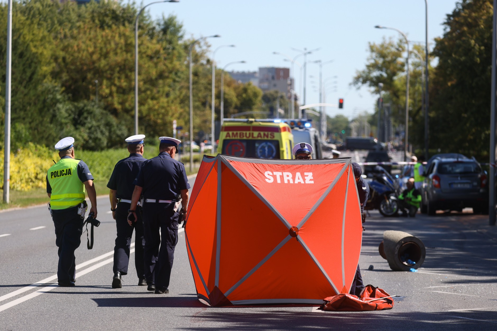 Samochód wjechał w przystanek na warszawskim Mokotowie. Dwie osoby nie żyją
