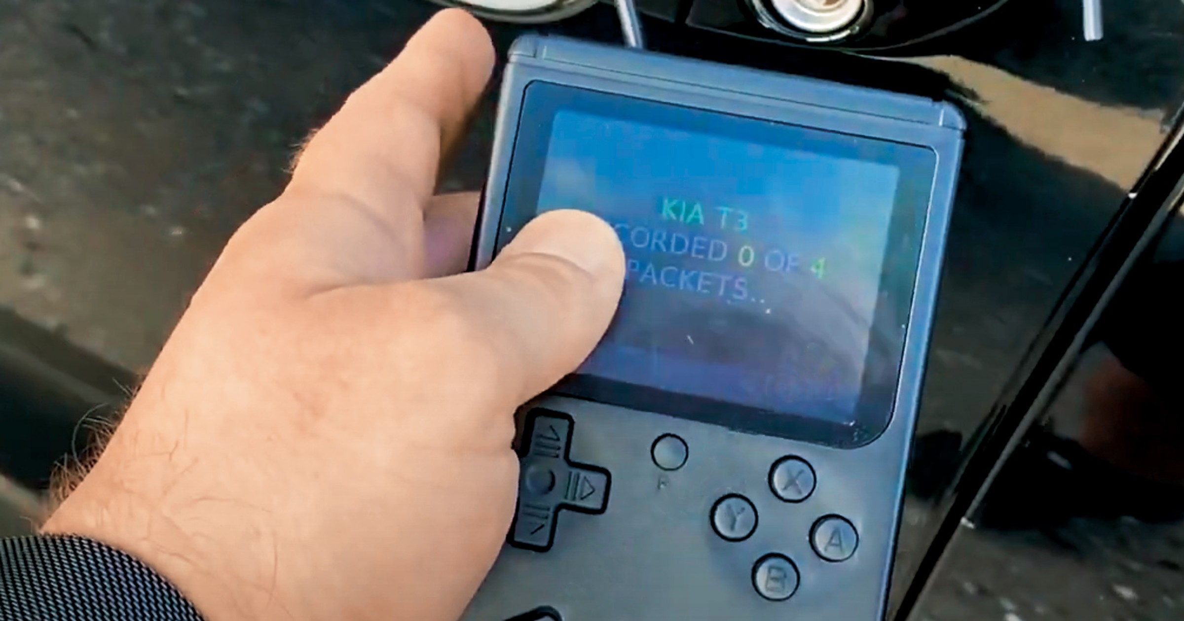 Fałszywy „GameBoy” – zamaskowany sprzęt do kradzieży aut
