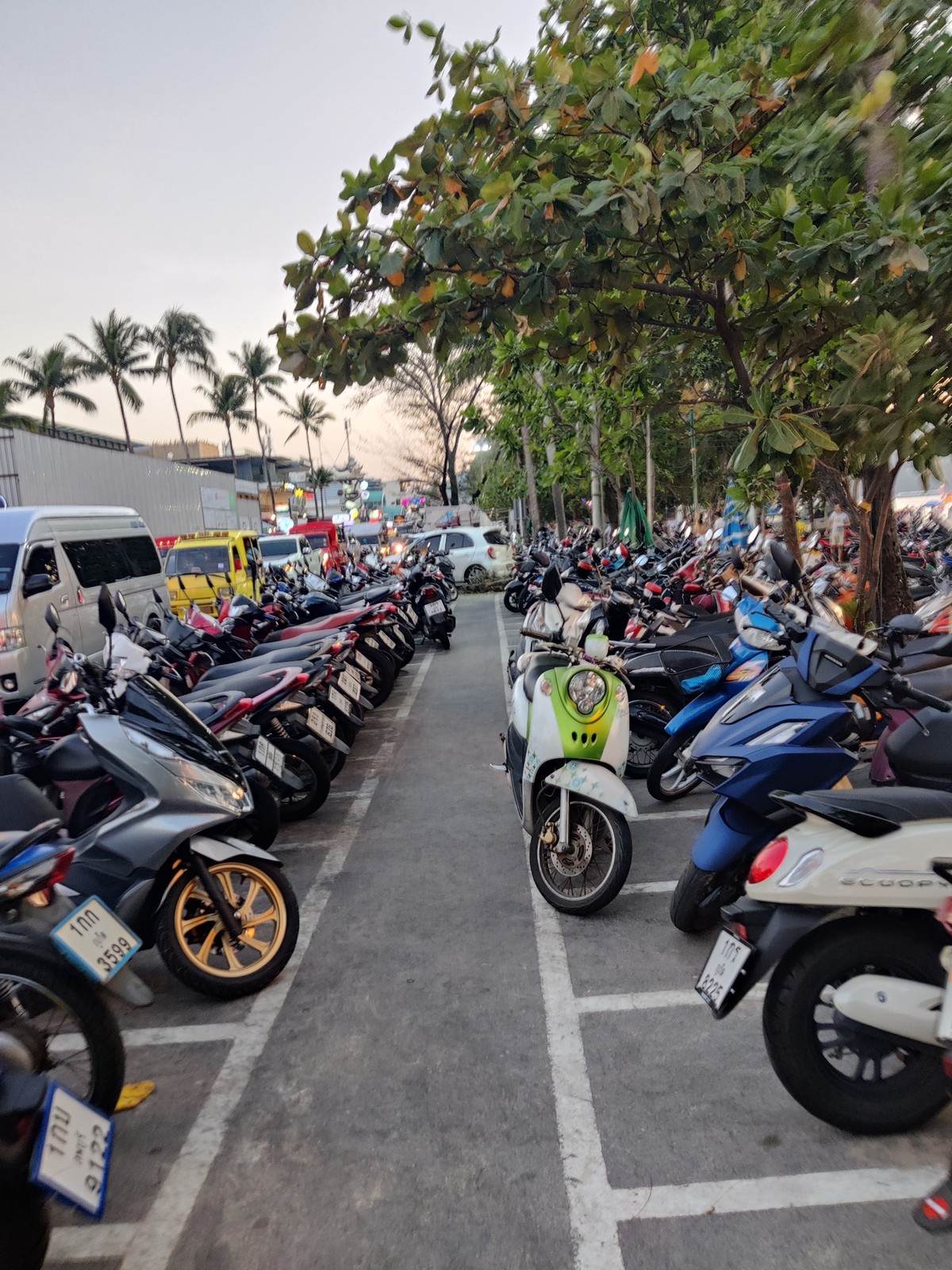 Podczas parkowania skutera trzeba uważać, by inne nas nie zastawiły