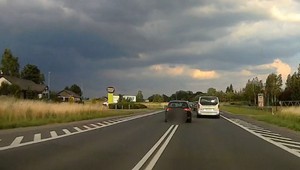 To wyprzedzanie może kosztować kierowcę nawet 30 tys. zł. Wszystko się nagrało