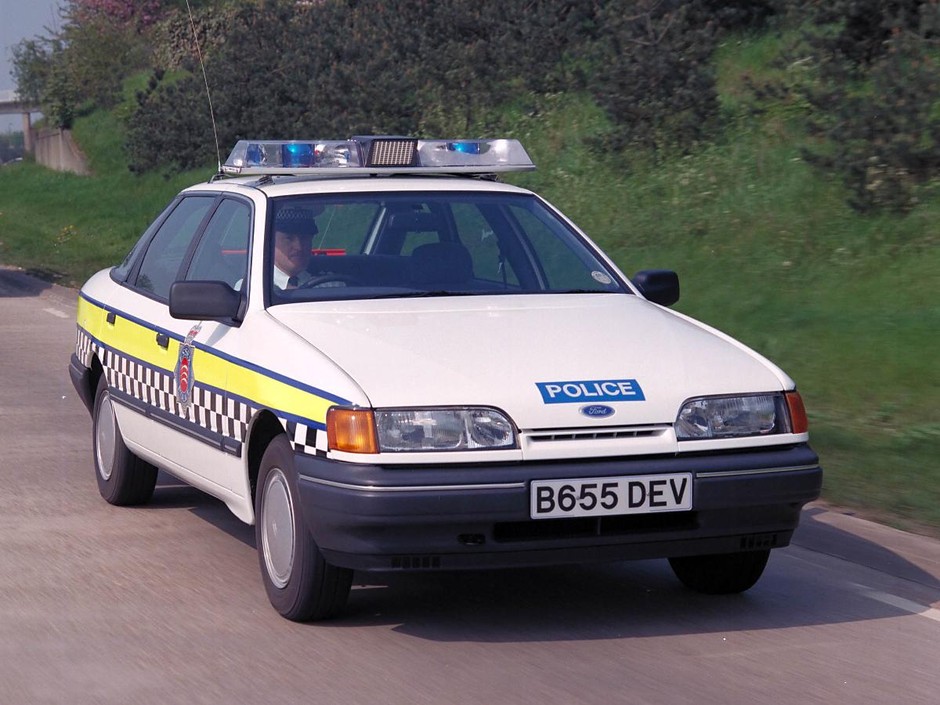 Ford w policyjnym mundurze