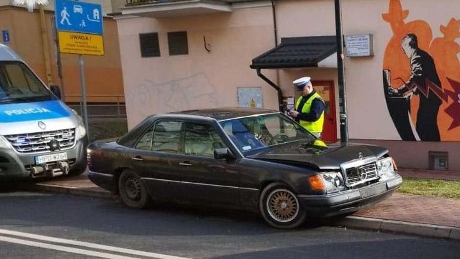 Wjechał Mercedesem w policyjny radiowóz