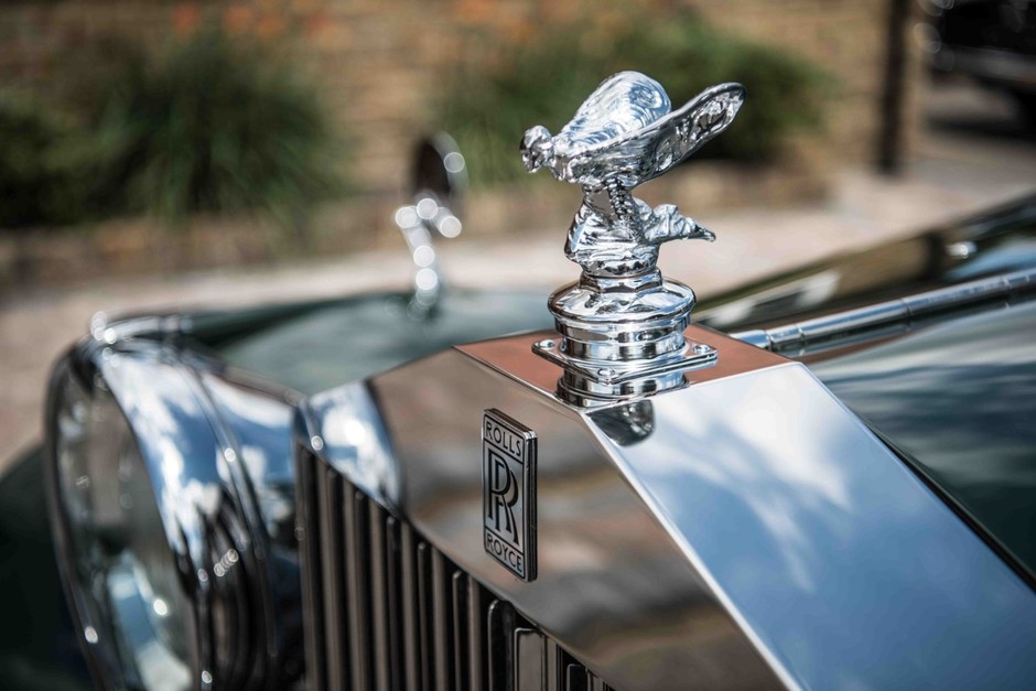 Spirit of Ecstasy w przyklęku