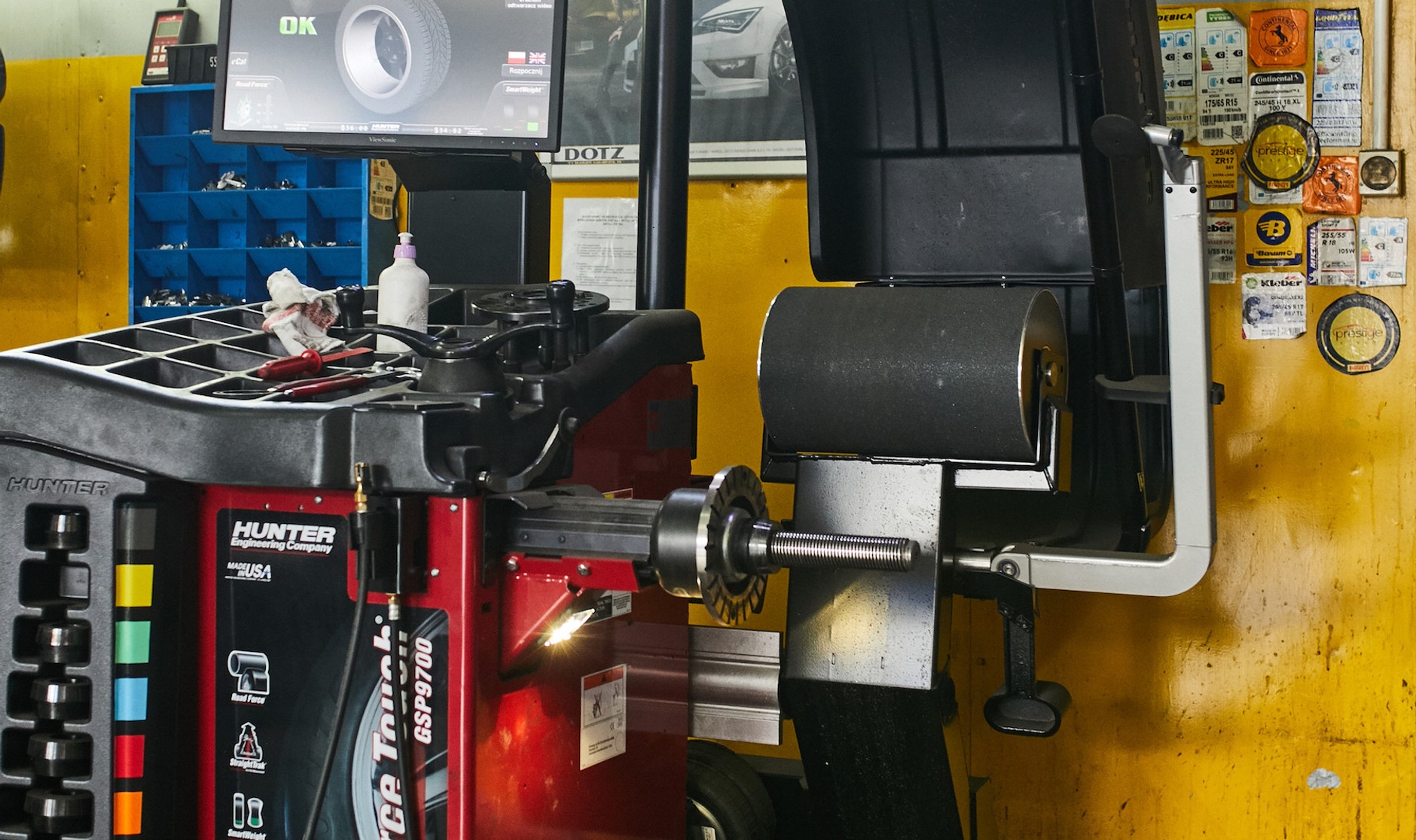 Wyważanie kół na wyważarce z testem drogowym