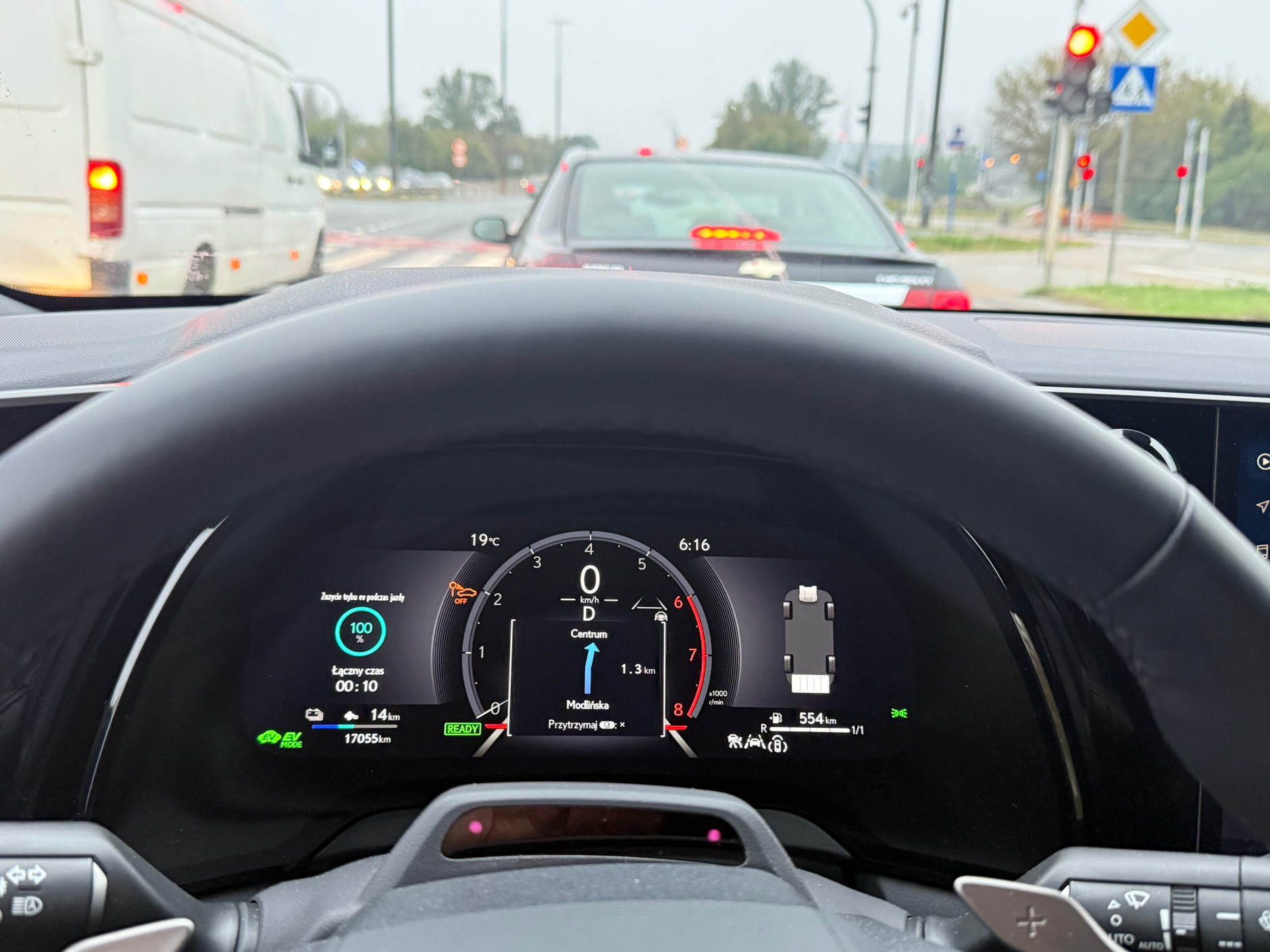 Lexos RX 450h+ F Sport Design: wyświetlacz przed kierowcą jest czytelny, ale jak na klasę premium dość "ubogi"