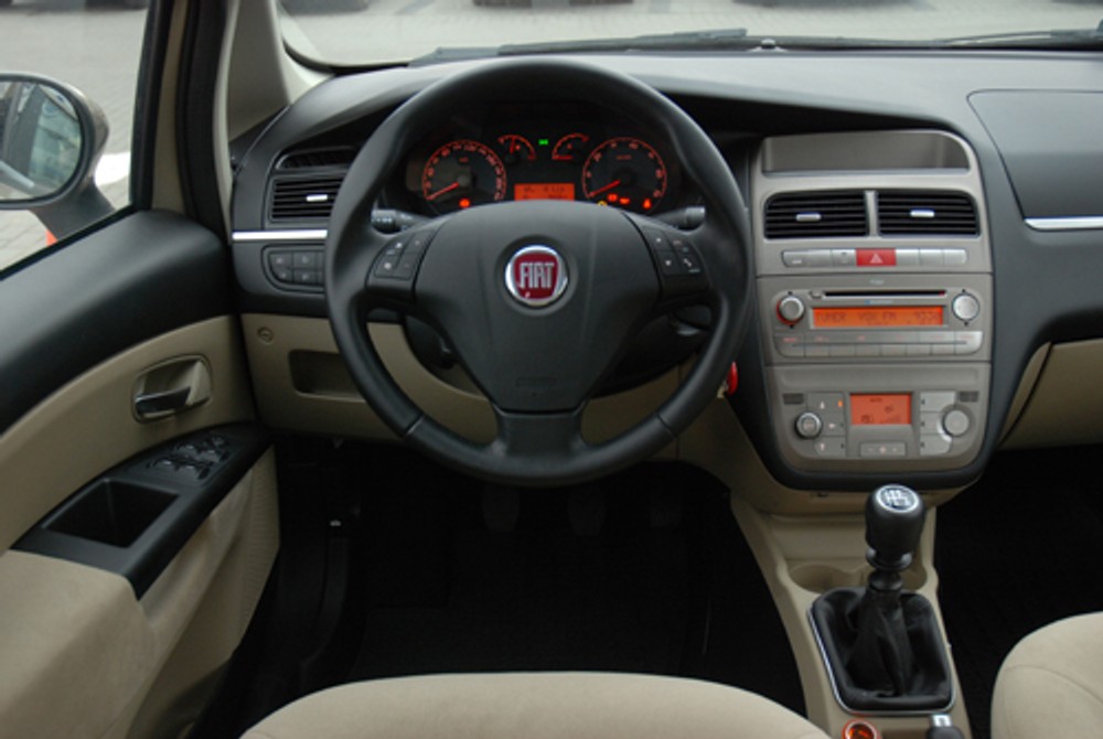 Fiat Linea, Toyota Corolla, Nissan Tiida - Nowi wśród sedanów