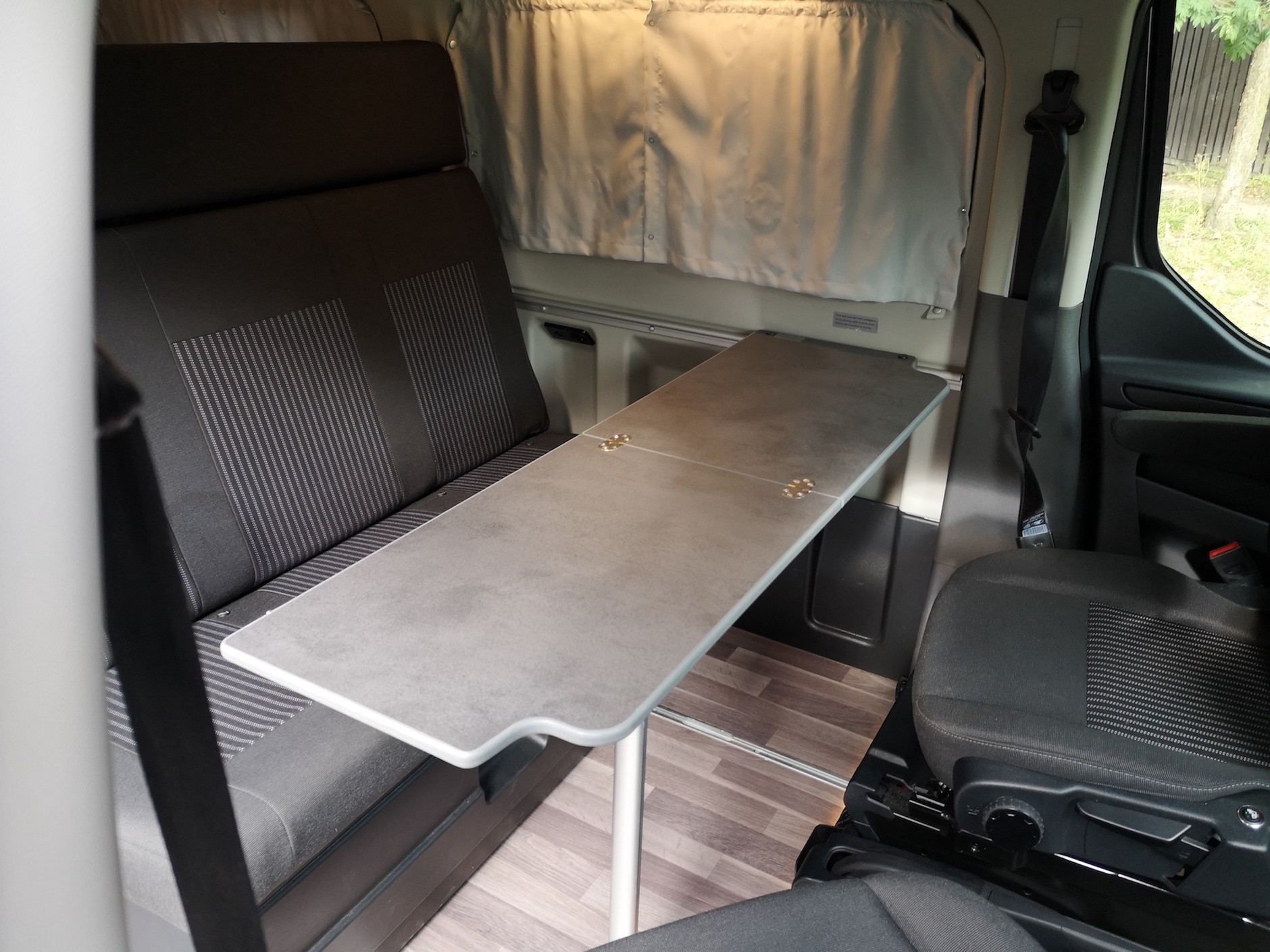 Ford Transit Custom Nugget Plus: cała przestrzeń pasażerska jest dobrze oświetlona; światło przydaje się też w dzień, gdy wszystkie zasłony są rozwinięte w celu ochrony przed gorącem