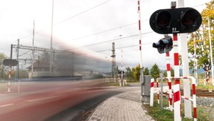 Koniec ryzykownego zachowania kierowców. Na przejazdach kolejowych staną fotoradary