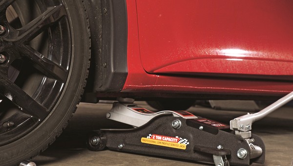 UOKiK sprawdził 10 samochodowych podnośników trapezowych. Zawiodło aż siedem modeli