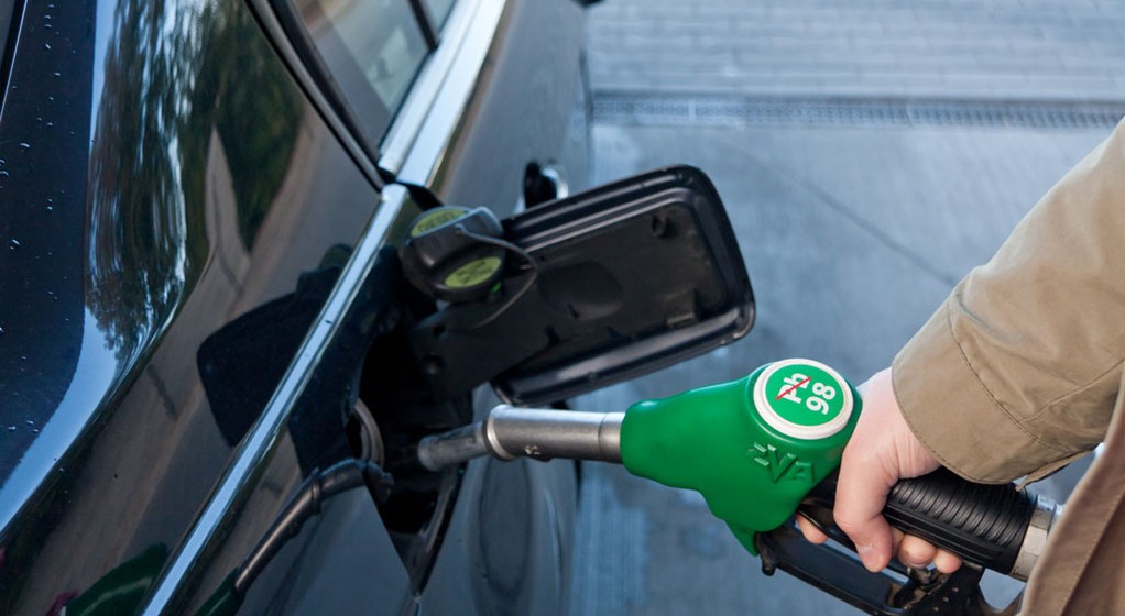 Końcówka dystrybutora benzyny pasuje do wlewu oleju napędowego!