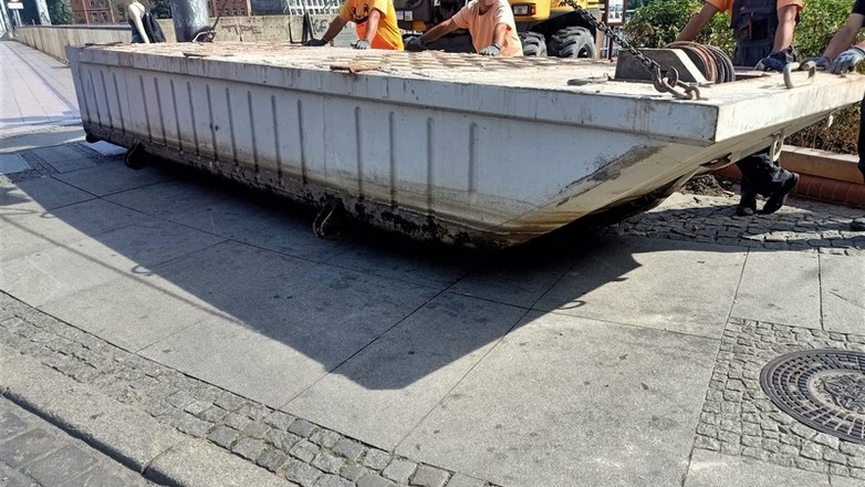 stalowa barka spada na ulicę