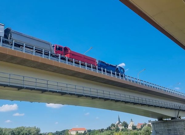 Testy obciążeń na moście w Sandomierzu. Zaparkowano na nim 306 ton