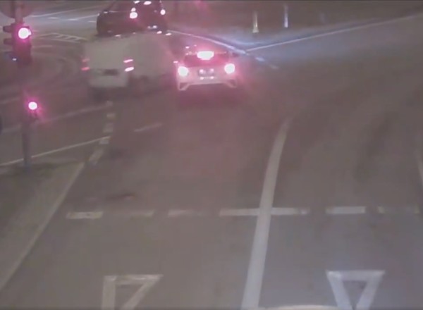 Czerwone świeciło się od dłuższego czasu. Zaskakujące zachowanie kierowcy Toyoty [WIDEO]