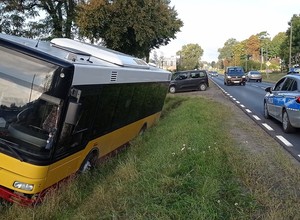 Wjechał miejskim autobusem do rowu. Nie była to usterka techniczna