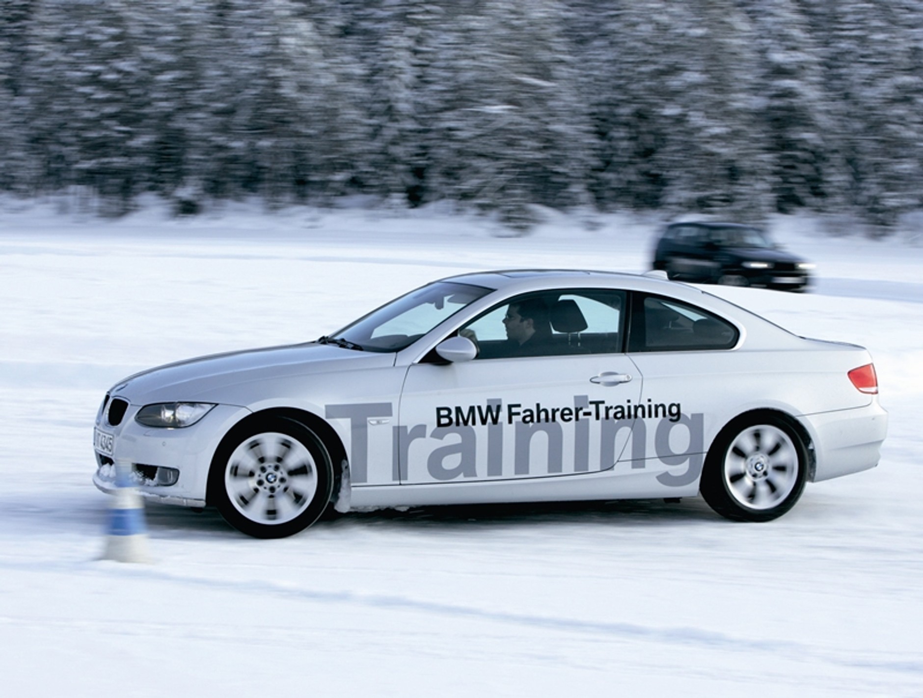 Mercedes i BMW szaleją na śniegu