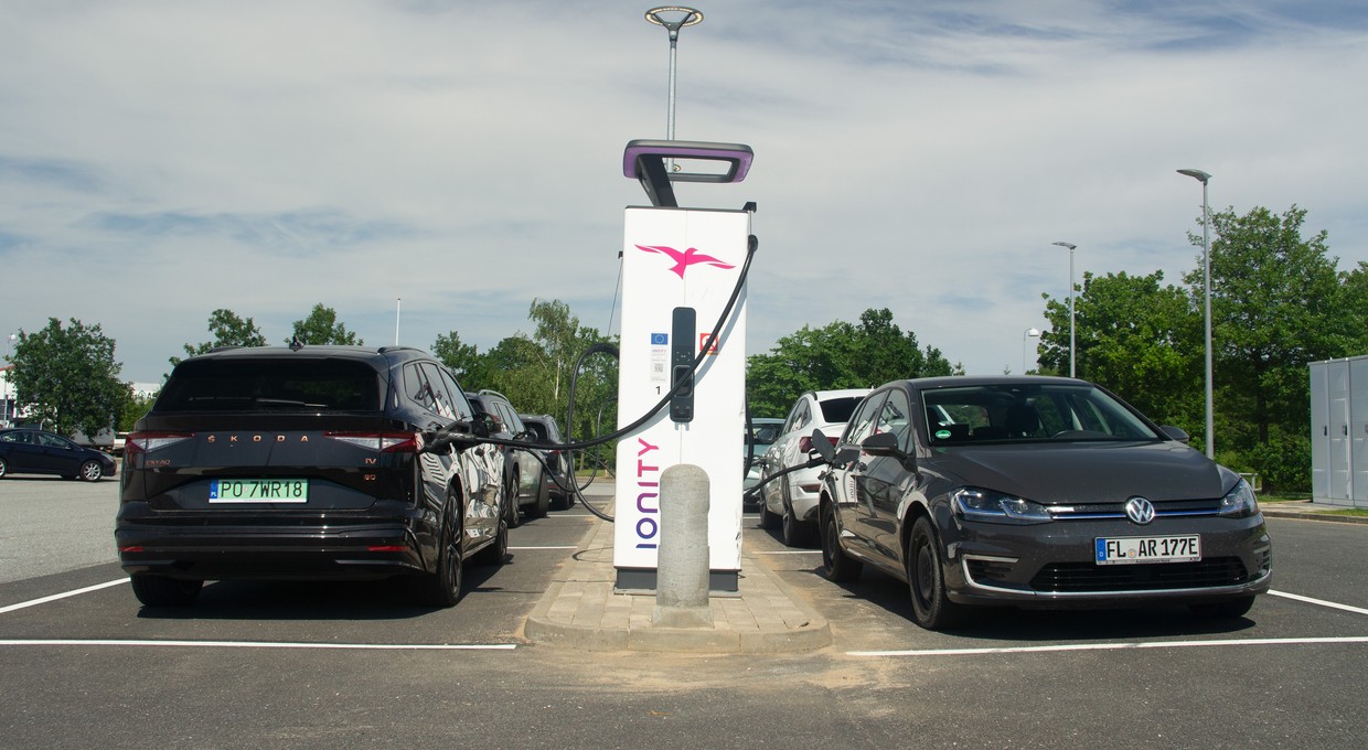 Superdrogie elektryki niedługo będą warte grosze. Wszystko przez chińskie baterie