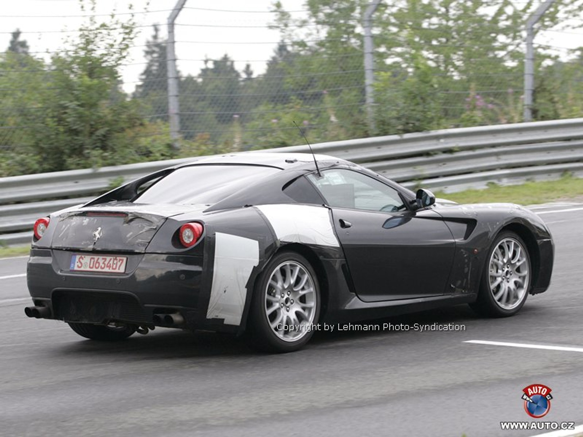 Zdjęcia szpiegowskie: Małe Ferrari Dino w runie dużego 599 Fiorano