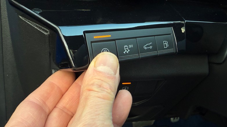 A oto najważniejszy przycisk w samochodzie: wyłącznik obowiązkowego systemu ostrzegającego o przekroczeniu prędkości