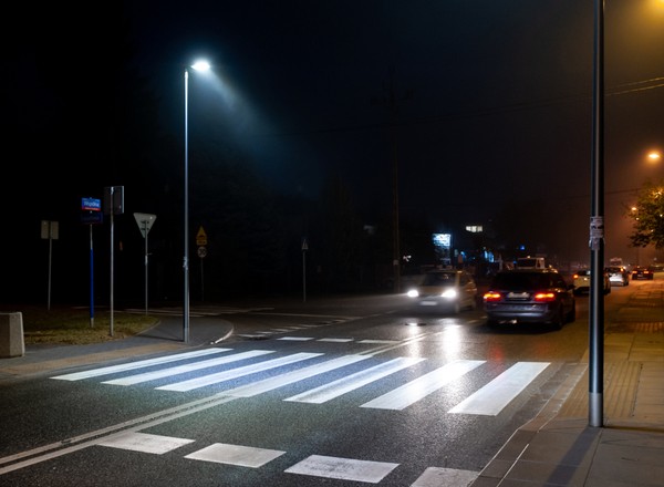 Dwa zdjęcia, na jednym dziecko jest kompletnie niewidoczne. Czy rozwiązaniem jest tylko odblask?