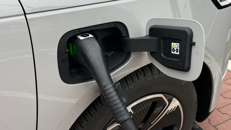 Ładowanie samochodu elektrycznego