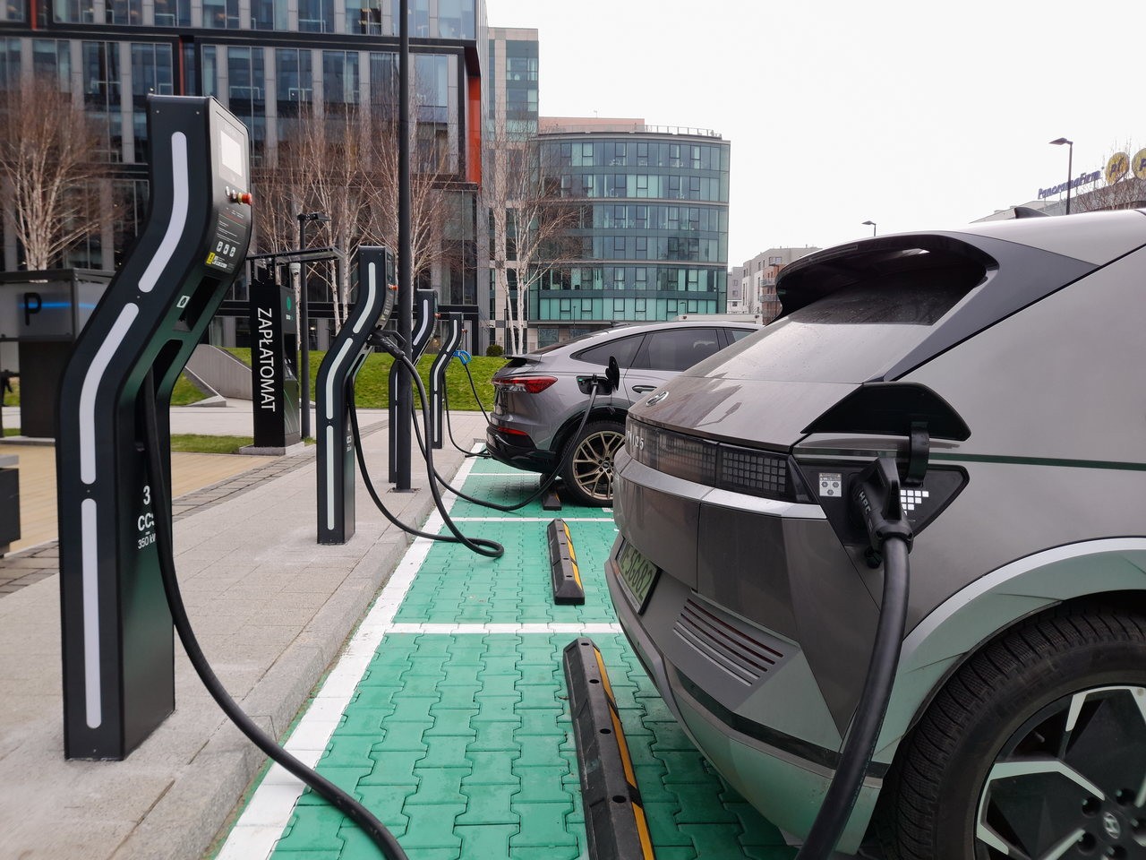 Nawet jeśli znaczna część użytkowników ładuje auta elektryczne pod domem – bez rozwoju sieci stacji ładowania nie będzie szybkiego rozwoju elektromobilności.