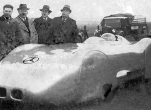 Rekord prędkości Rudolfa Caraccioli. 85 lat temu rozpędził Mercedesa W125 do 432,7 km/h