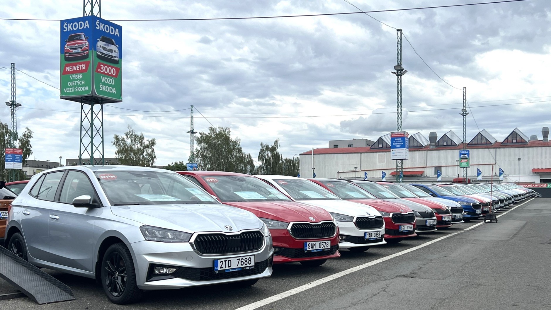 Salon sprzedaży samochodów używanych AAA Auto w czeskiej Pradze w dzielnicy Dolni Chabry. Sekcja Skody