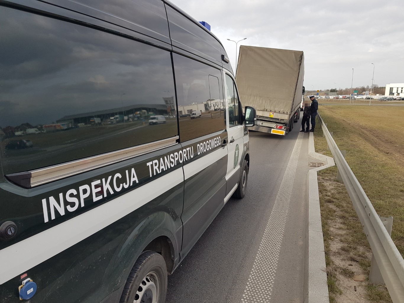 W naczepie ciężarówki pracownicy inspekcji transportu drogowego zauważyli brak jednego koła