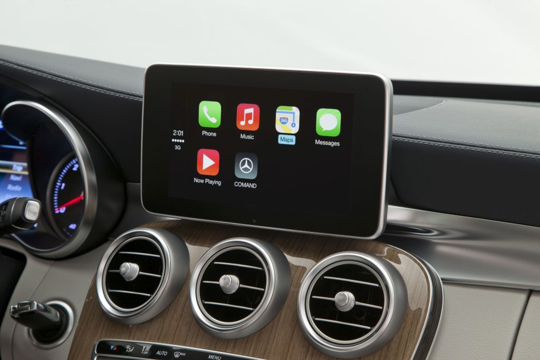 Główne menu CarPlay w Mercedesie klasy C. Dostęp do map, telefonu, muzyki i wiadomości.