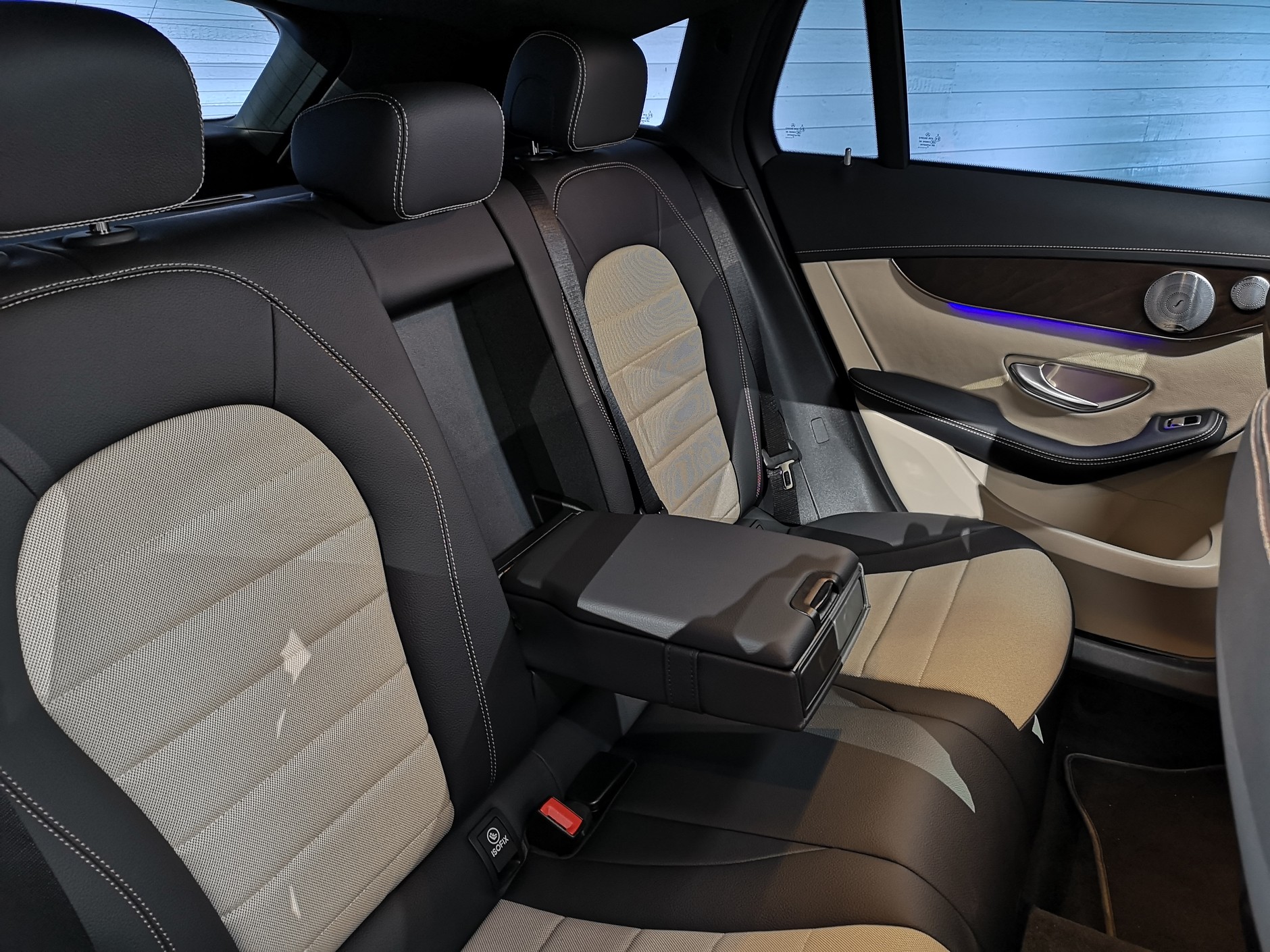 Mercedes EQC - z tyłu sporo miejsca ale dla 2 osób. W trójkę będzie już ciasno