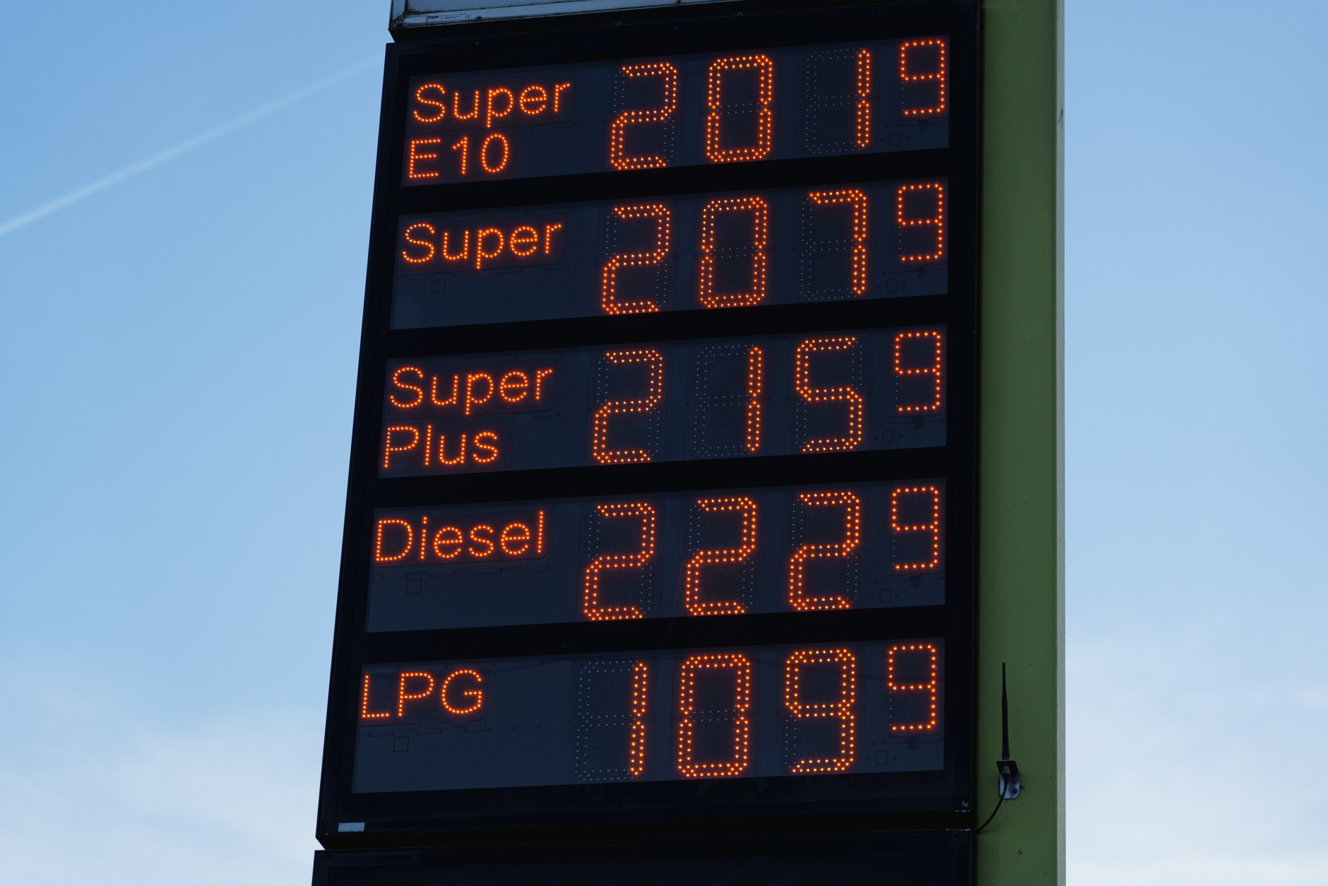 Gdy ceny tradycyjnych paliw przekraczają magiczną barierę 2 euro za litr, kierowcy zaczynają myśleć o alternatywie