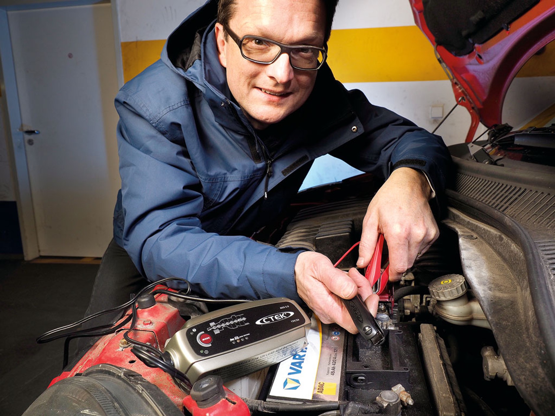 Prostownik samochodowy - czym i jak ładować akumulator