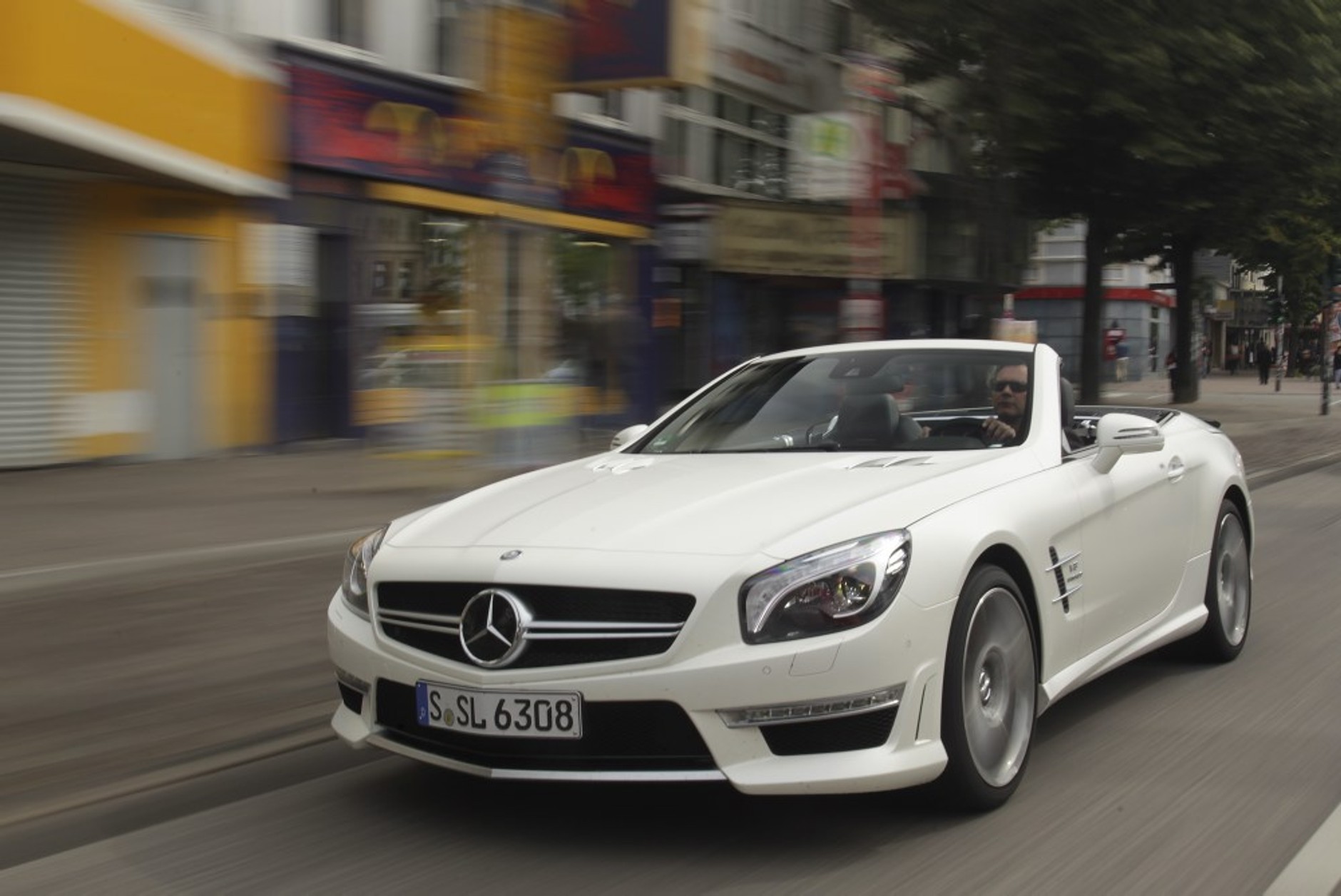 Auta za milion złotych. Kupisz je w polskich salonach