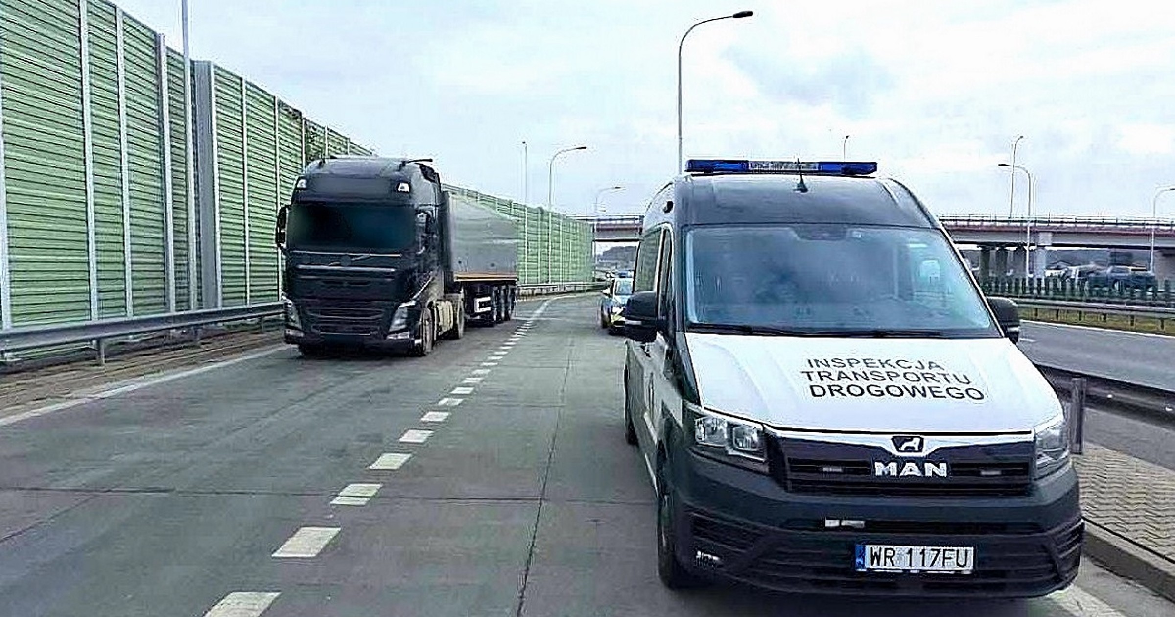 Inspektorzy ITD zatrzymali ciężarówkę z przełożonymi tablicami