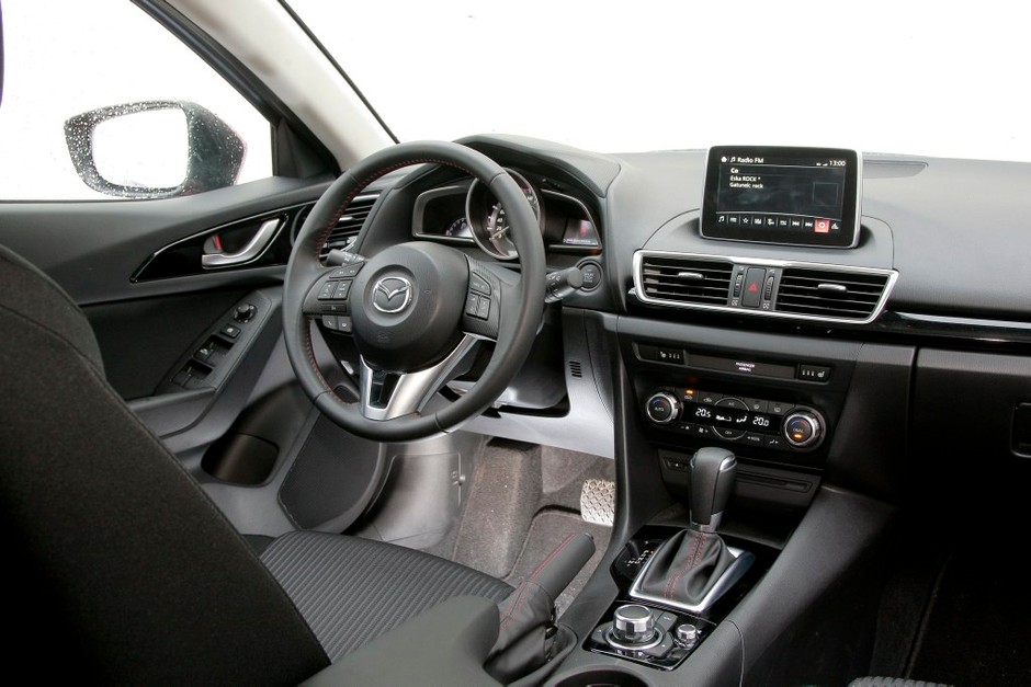 Nowa Mazda 3, kokpit