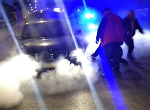 Policjanci zamienili się w strażaków i ugasili BMW