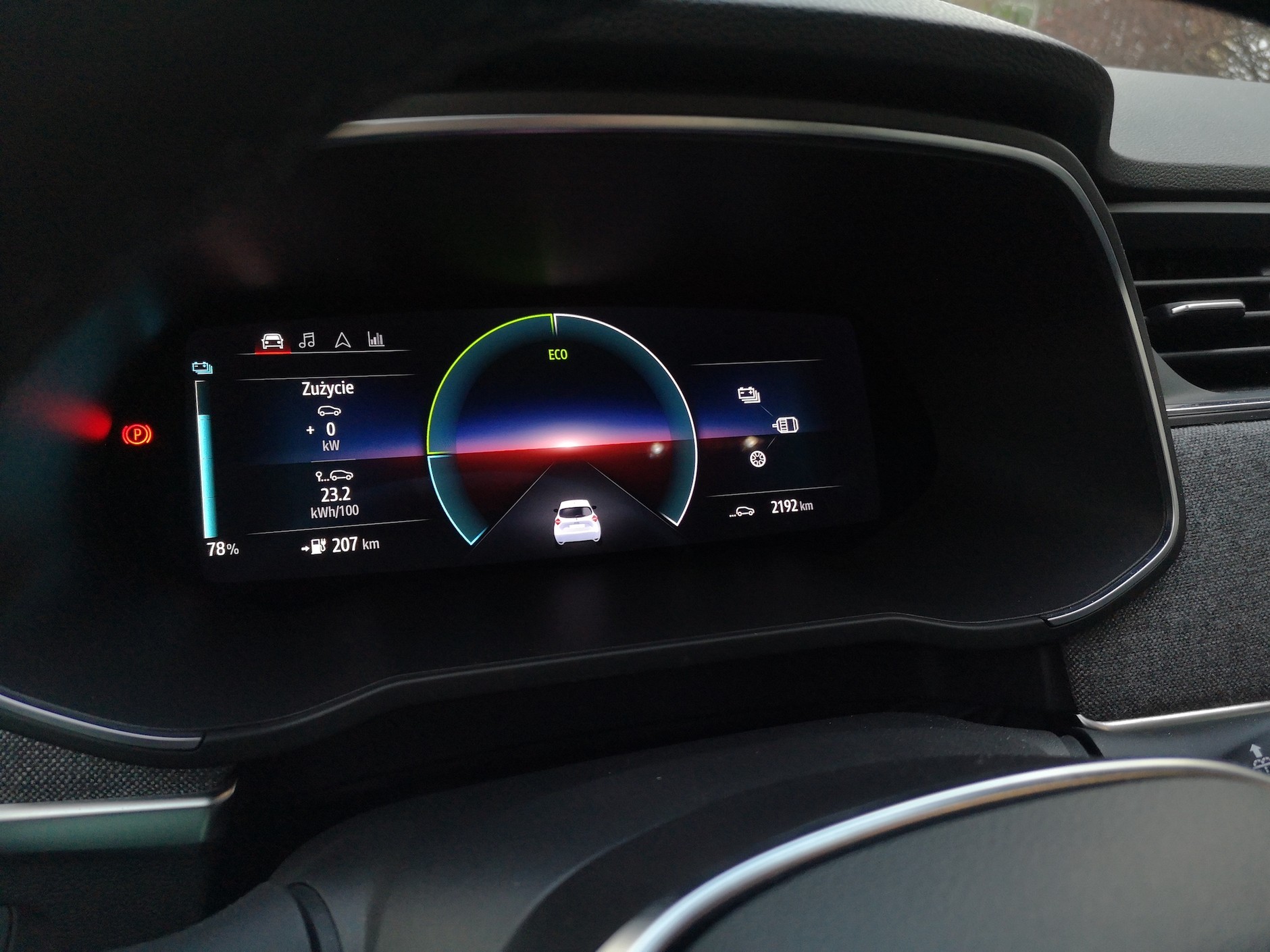 Zużycie prądu w mieście zależy w dużej mierze od długości przejeżdżanych odcinków. Każdy „zimny start” wiąże się z dodatkowym wydrenowaniem baterii o 2-3 proc.