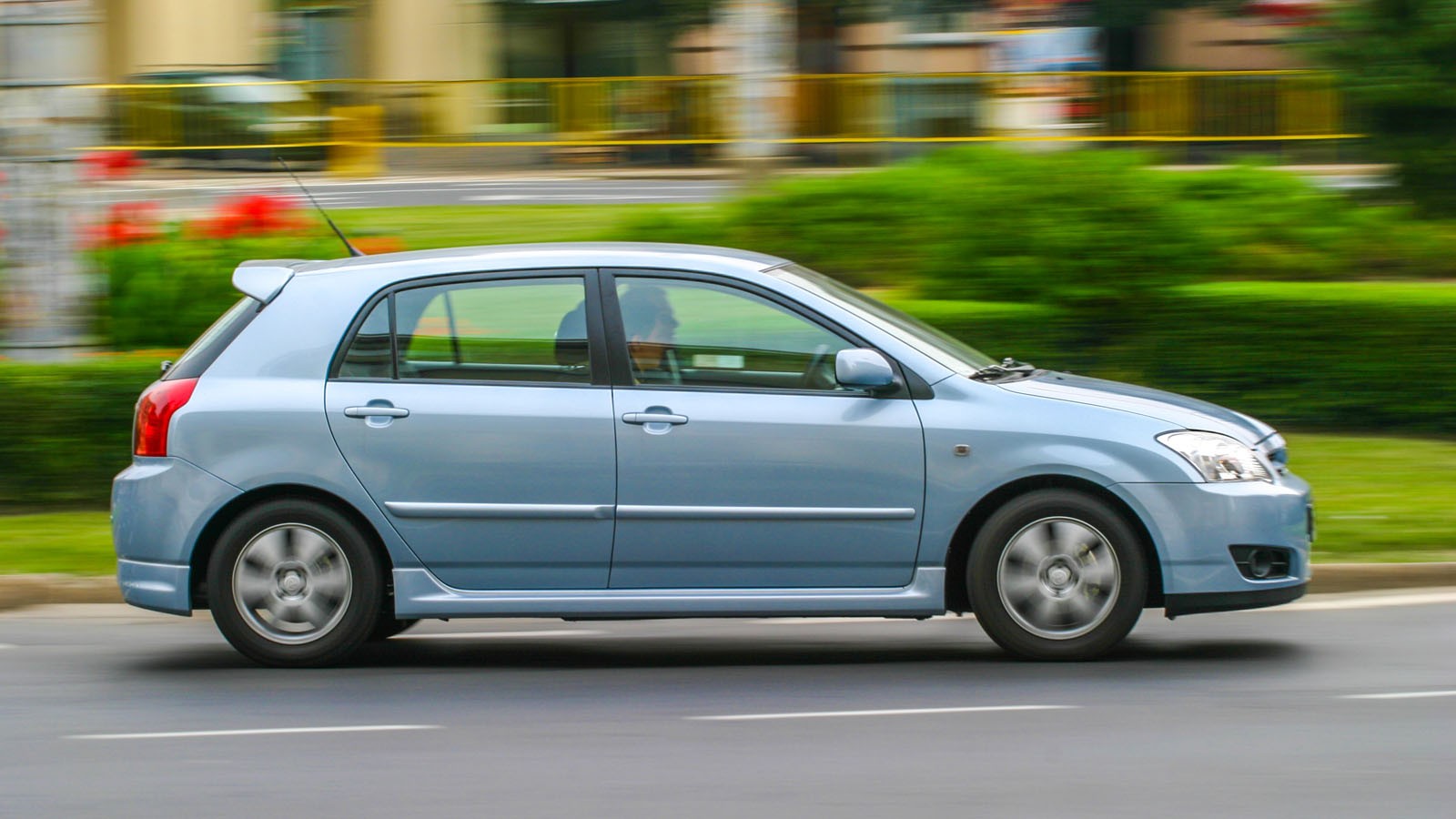 10. Toyota Corolla E12 (2001-07) 9000 zł za auto z 2001 r.