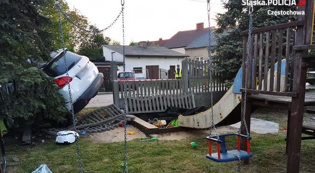 Wjechał autem do piaskownicy. Miał prawie cztery promile