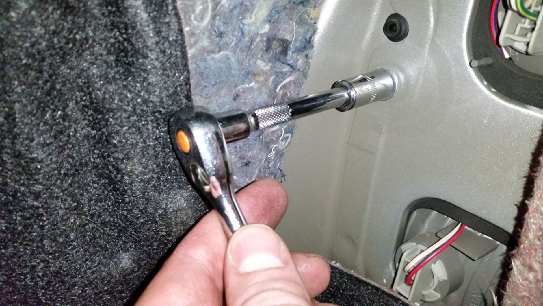 Samodzielna wymiana tylnych żarówek - możesz oszczędzić 30 zł