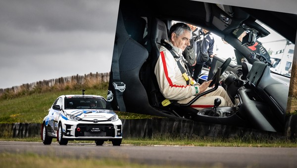 Rowan Atkinson za kierownicą wodorowej spalinowej Toyoty GR Yaris H2