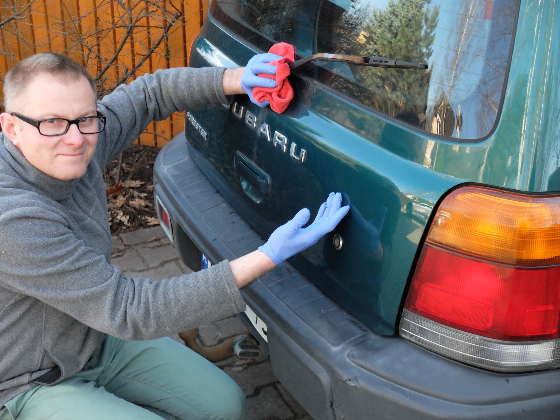 Usuwanie rys: na zdjęciu już nie widać – bez oszustwa. Wprawne oko, przyglądając się miejscu naprawy z bliska, zobaczy delikatne załamywanie się światła, czuć małe wgłębienie – tyle. Lakiernik w każdym razie niepotrzebny